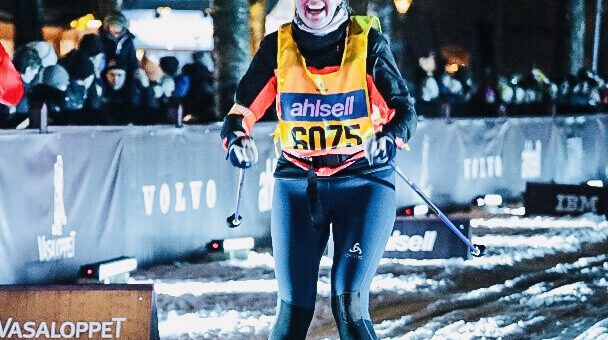 At the starting line in Sälen, Sweden, beside nearly 16,000 skiers, the starting rifle sounds at 8:00 am